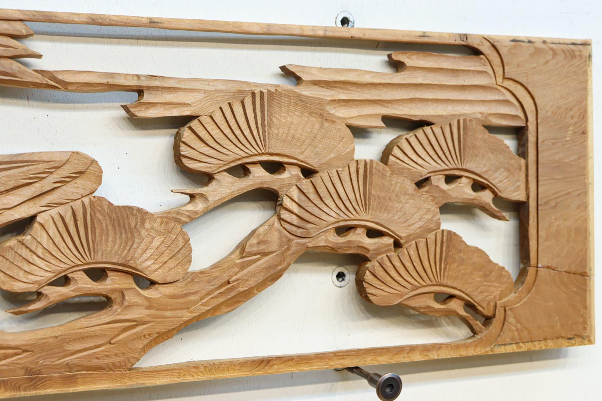 雄々しい鷹が松の木に身を隠す彫刻欄間素材　EZ2871ab　在庫(a:1 b:1)枚