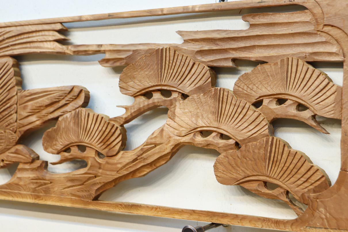 雄々しい鷹が松の木に身を隠す彫刻欄間素材　EZ2871ab　在庫(a:1 b:1)枚