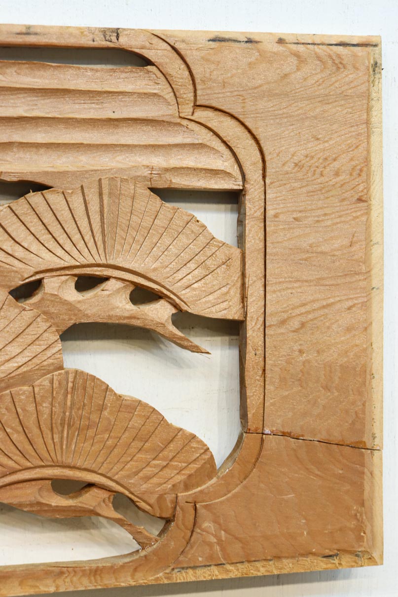 雄々しい鷹が松の木に身を隠す彫刻欄間素材　EZ2871ab　在庫(a:1 b:1)枚