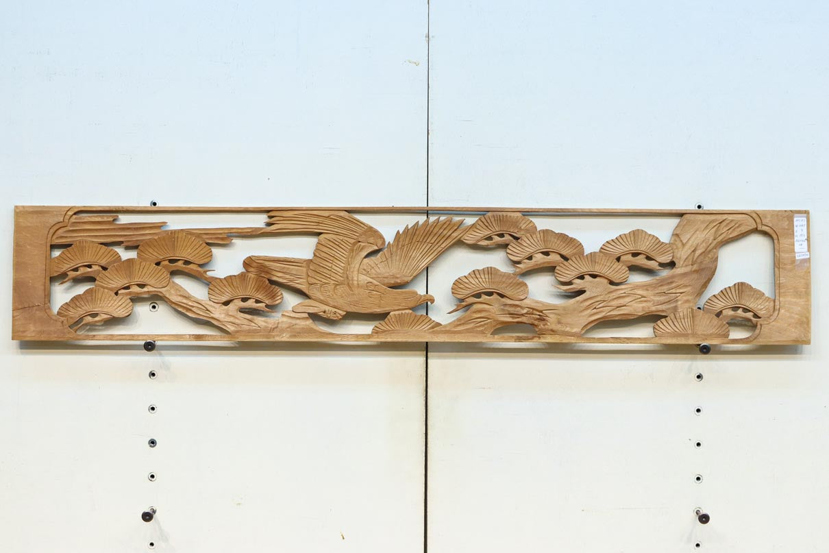 雄々しい鷹が松の木に身を隠す彫刻欄間素材　EZ2871ab　在庫(a:1 b:1)枚