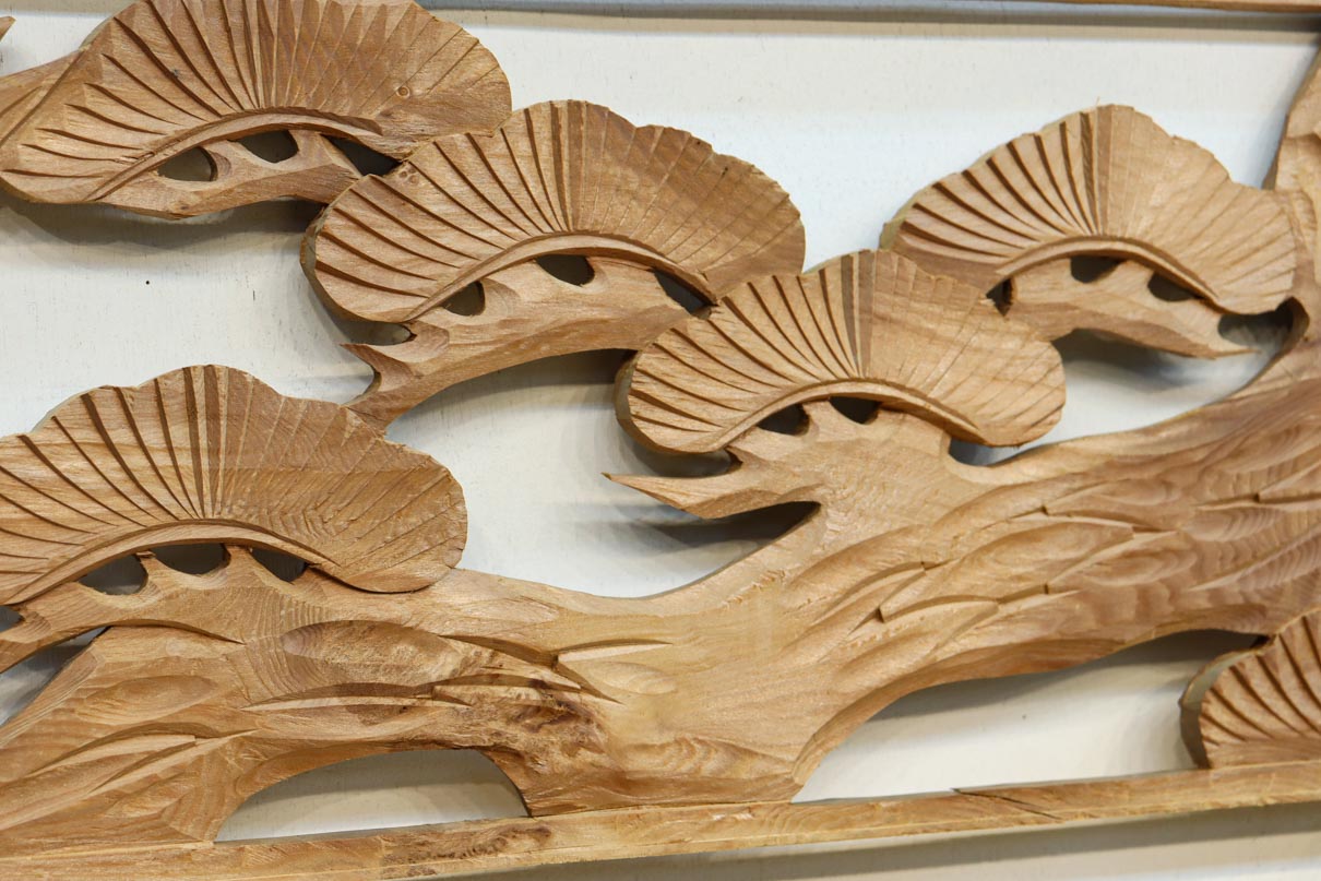 雄々しい鷹が松の木に身を隠す彫刻欄間素材　EZ2871ab　在庫(a:1 b:1)枚