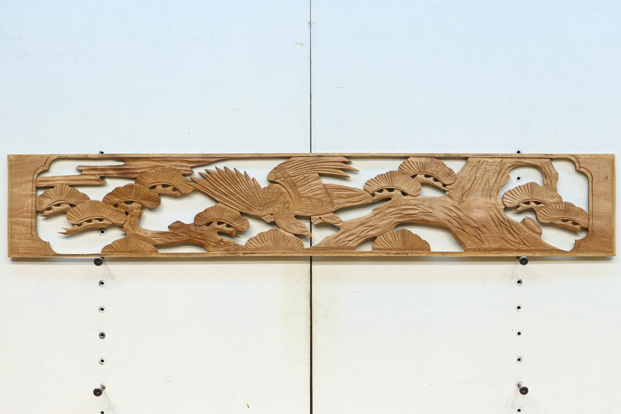 雄々しい鷹が松の木に身を隠す彫刻欄間素材　EZ2871ab　在庫(a:1 b:1)枚