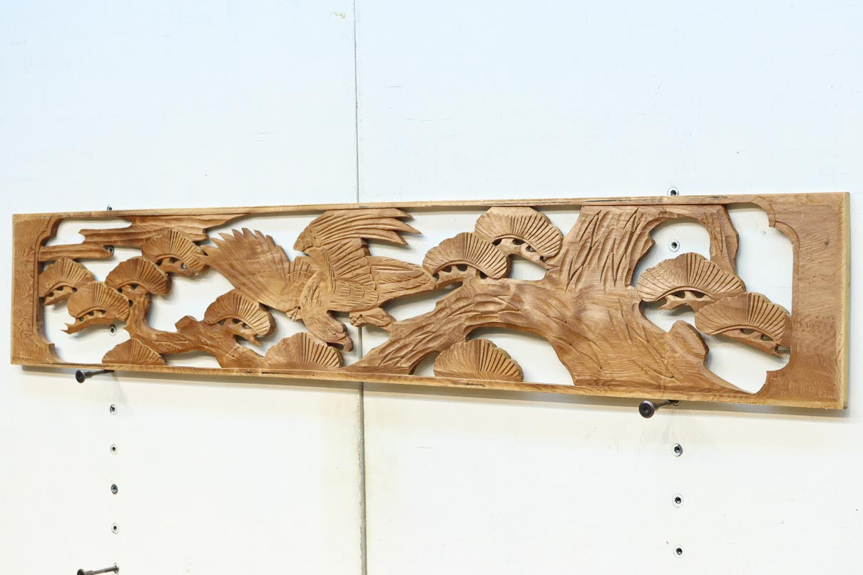 雄々しい鷹が松の木に身を隠す彫刻欄間素材　EZ2871ab　在庫(a:1 b:1)枚