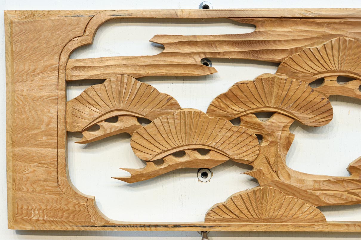 雄々しい鷹が松の木に身を隠す彫刻欄間素材　EZ2871ab　在庫(a:1 b:1)枚