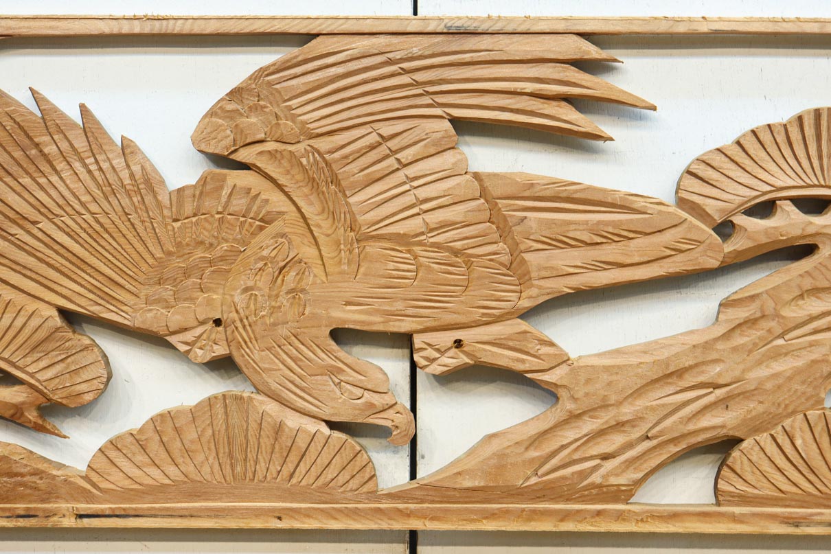 雄々しい鷹が松の木に身を隠す彫刻欄間素材　EZ2871ab　在庫(a:1 b:1)枚