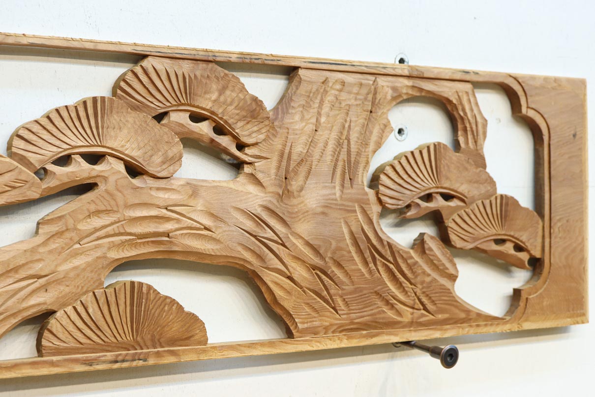 雄々しい鷹が松の木に身を隠す彫刻欄間素材　EZ2871ab　在庫(a:1 b:1)枚