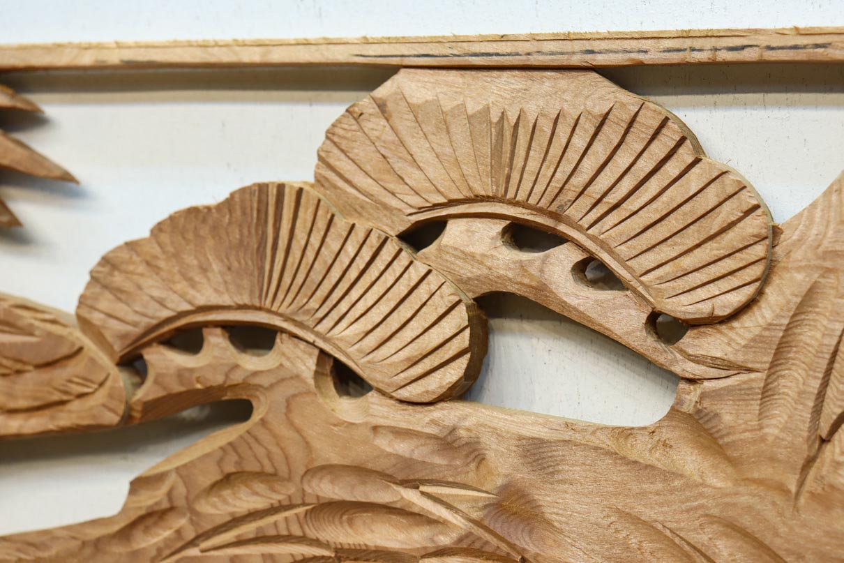 雄々しい鷹が松の木に身を隠す彫刻欄間素材　EZ2871ab　在庫(a:1 b:1)枚