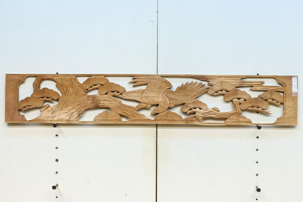 雄々しい鷹が松の木に身を隠す彫刻欄間素材　EZ2871ab　在庫(a:1 b:1)枚