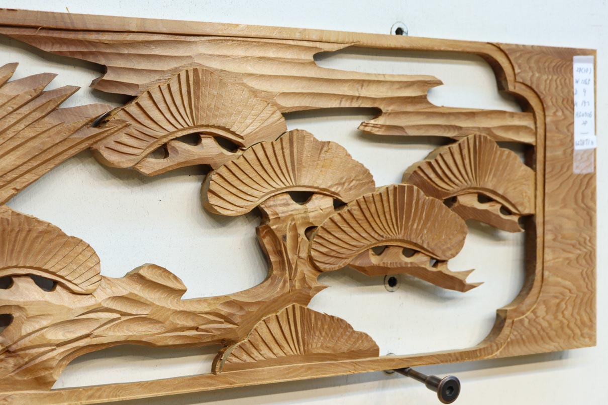 雄々しい鷹が松の木に身を隠す彫刻欄間素材　EZ2871ab　在庫(a:1 b:1)枚