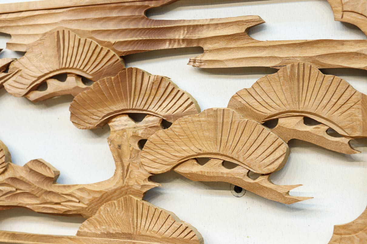 雄々しい鷹が松の木に身を隠す彫刻欄間素材　EZ2871ab　在庫(a:1 b:1)枚