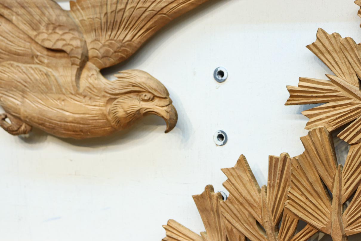 勇ましい鷹と松の縁起の良い絵柄が風格を感じさせる彫刻欄間素材　EZ2883　在庫1枚