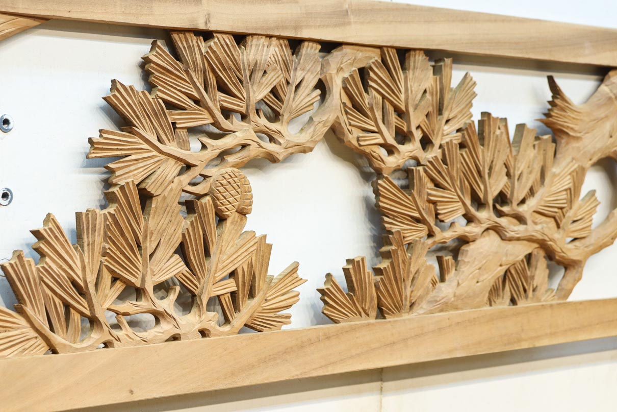 勇ましい鷹と松の縁起の良い絵柄が風格を感じさせる彫刻欄間素材　EZ2883　在庫1枚