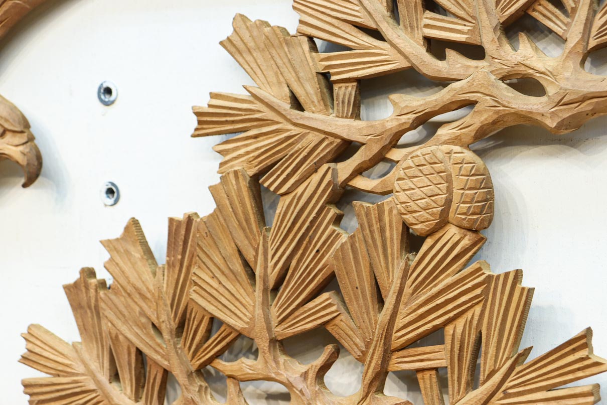 勇ましい鷹と松の縁起の良い絵柄が風格を感じさせる彫刻欄間素材　EZ2883　在庫1枚