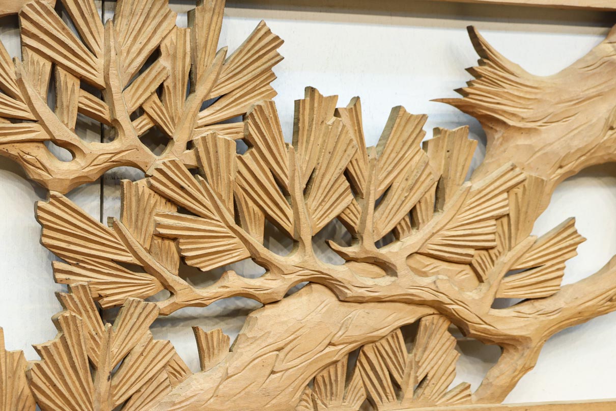 勇ましい鷹と松の縁起の良い絵柄が風格を感じさせる彫刻欄間素材　EZ2883　在庫1枚