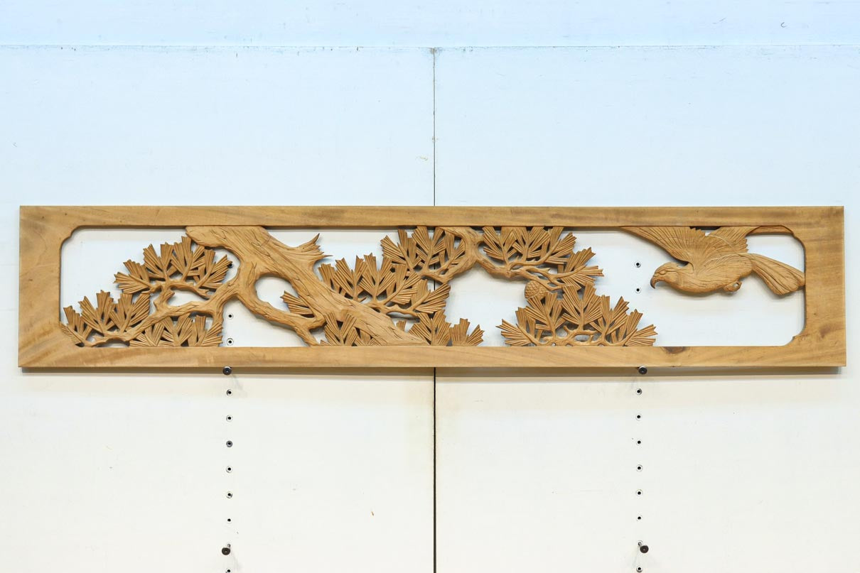 勇ましい鷹と松の縁起の良い絵柄が風格を感じさせる彫刻欄間素材　EZ2883　在庫1枚