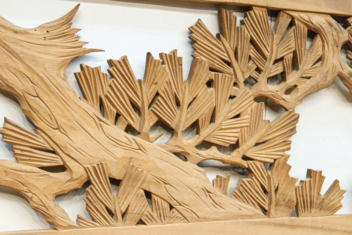 勇ましい鷹と松の縁起の良い絵柄が風格を感じさせる彫刻欄間素材　EZ2883　在庫1枚