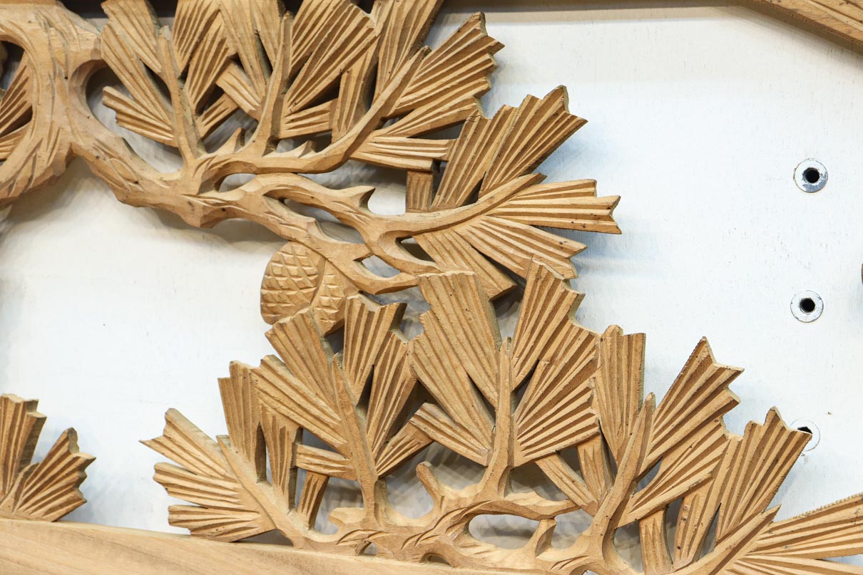 勇ましい鷹と松の縁起の良い絵柄が風格を感じさせる彫刻欄間素材　EZ2883　在庫1枚