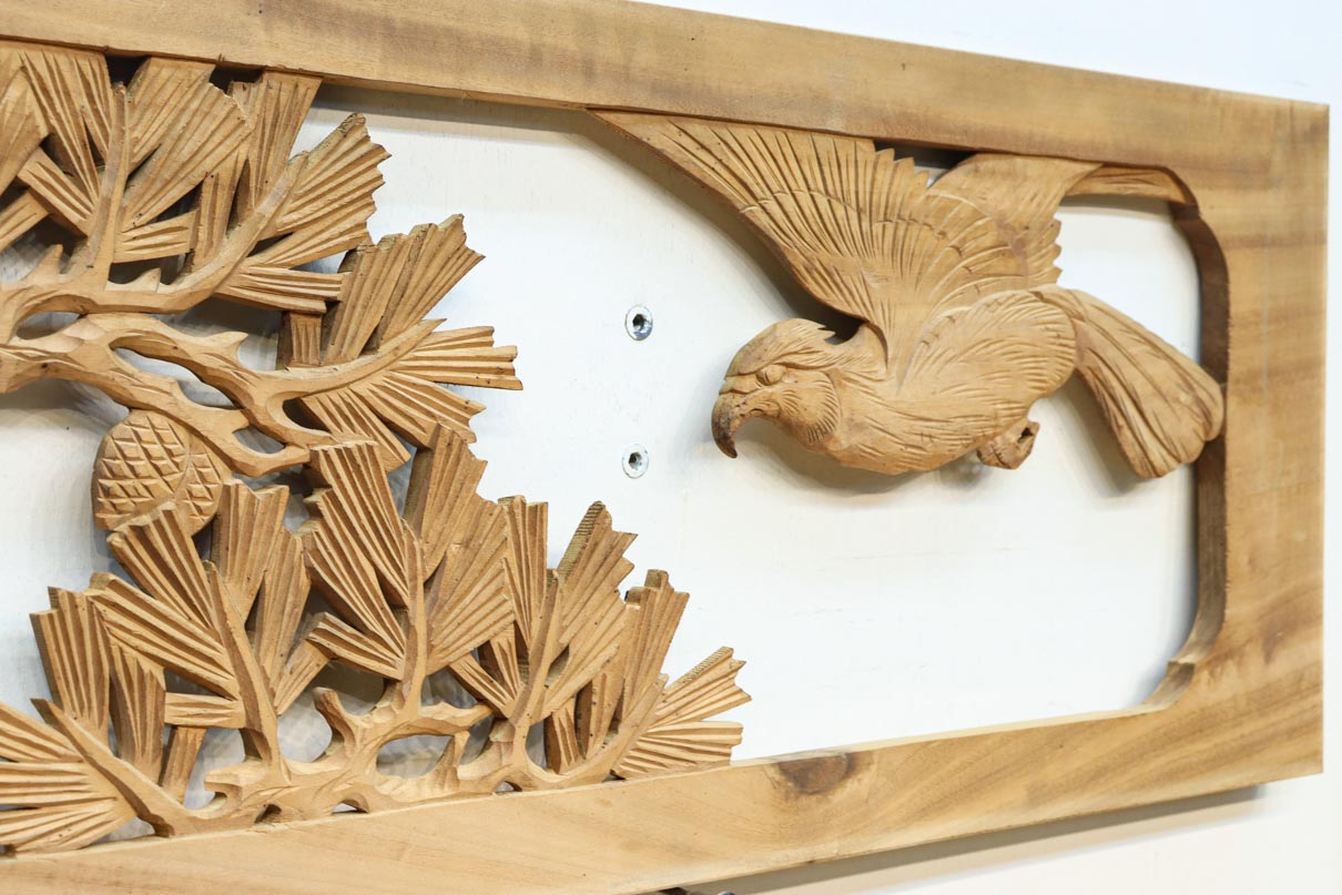 勇ましい鷹と松の縁起の良い絵柄が風格を感じさせる彫刻欄間素材　EZ2883　在庫1枚