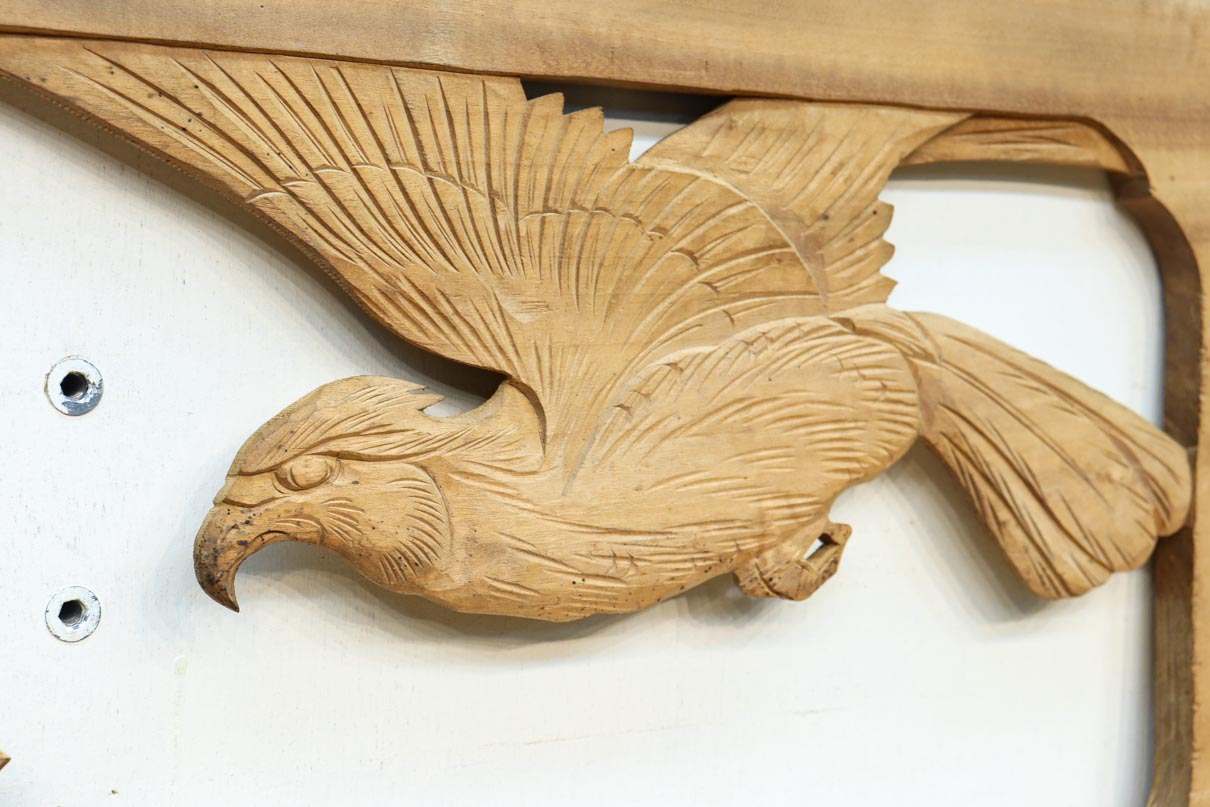 勇ましい鷹と松の縁起の良い絵柄が風格を感じさせる彫刻欄間素材　EZ2883　在庫1枚