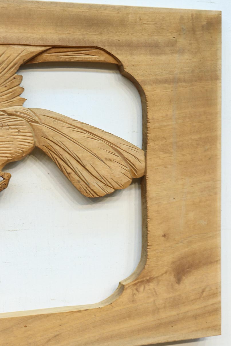 勇ましい鷹と松の縁起の良い絵柄が風格を感じさせる彫刻欄間素材　EZ2883　在庫1枚