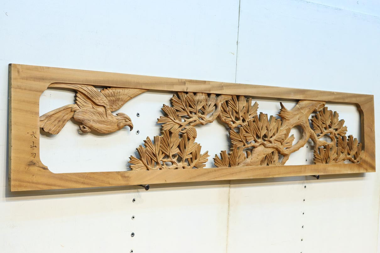 勇ましい鷹と松の縁起の良い絵柄が風格を感じさせる彫刻欄間素材　EZ2883　在庫1枚