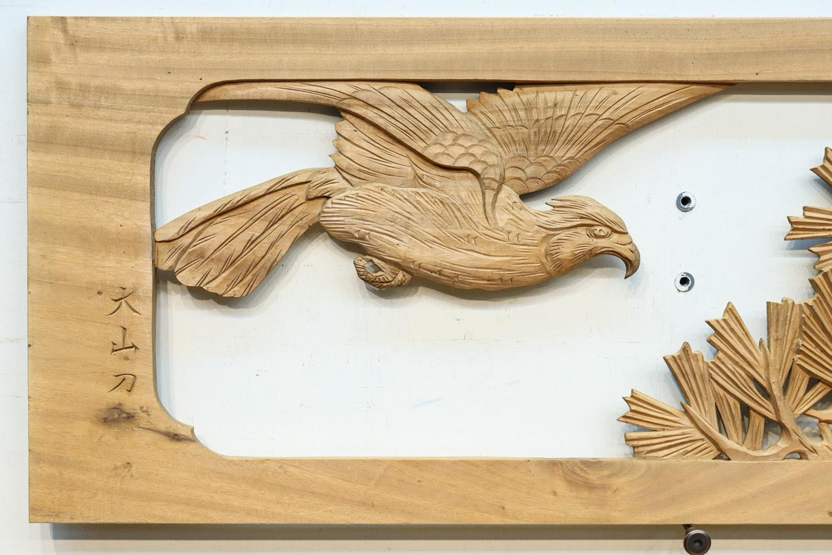 勇ましい鷹と松の縁起の良い絵柄が風格を感じさせる彫刻欄間素材　EZ2883　在庫1枚