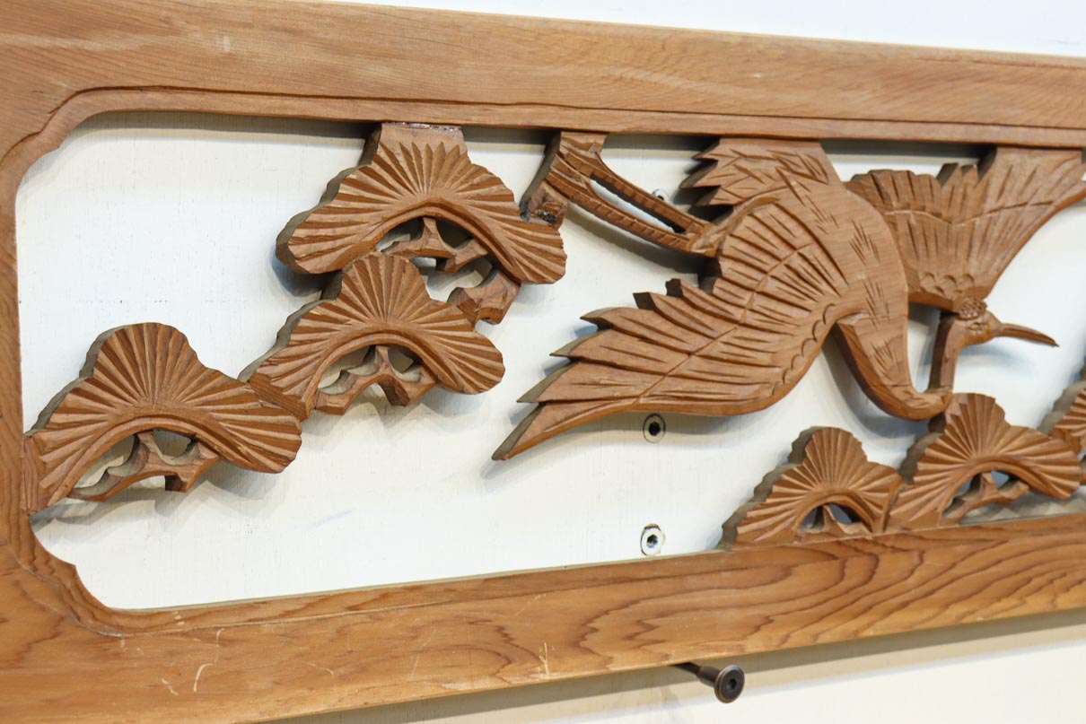 松の周りを舞う鶴の姿を細やかに描いた彫刻欄間素材 EZ2885ab 在庫(a:1