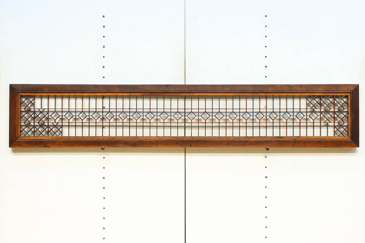 両端の組子細工と幾何学帯装飾で和モダンな面持ちの欄間　EZ2921　在庫1枚
