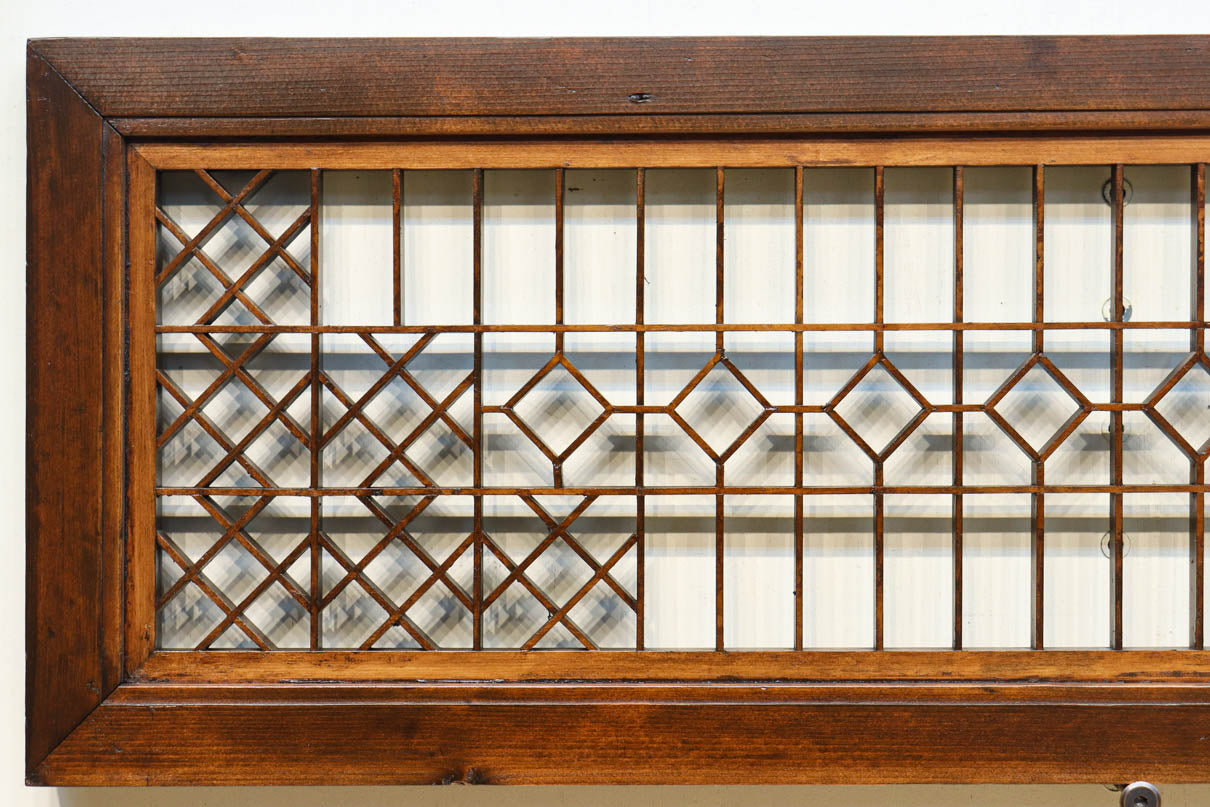 両端の組子細工と幾何学帯装飾で和モダンな面持ちの欄間　EZ2921　在庫1枚