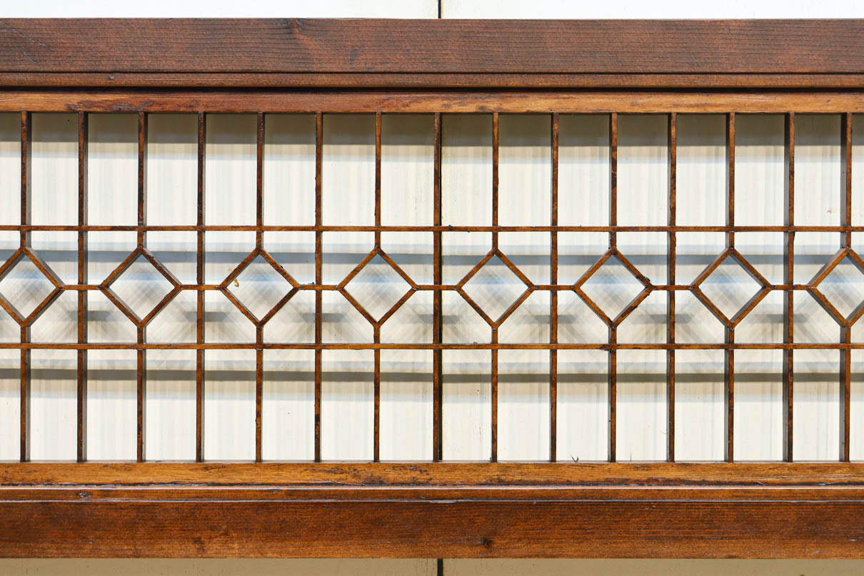 両端の組子細工と幾何学帯装飾で和モダンな面持ちの欄間　EZ2921　在庫1枚