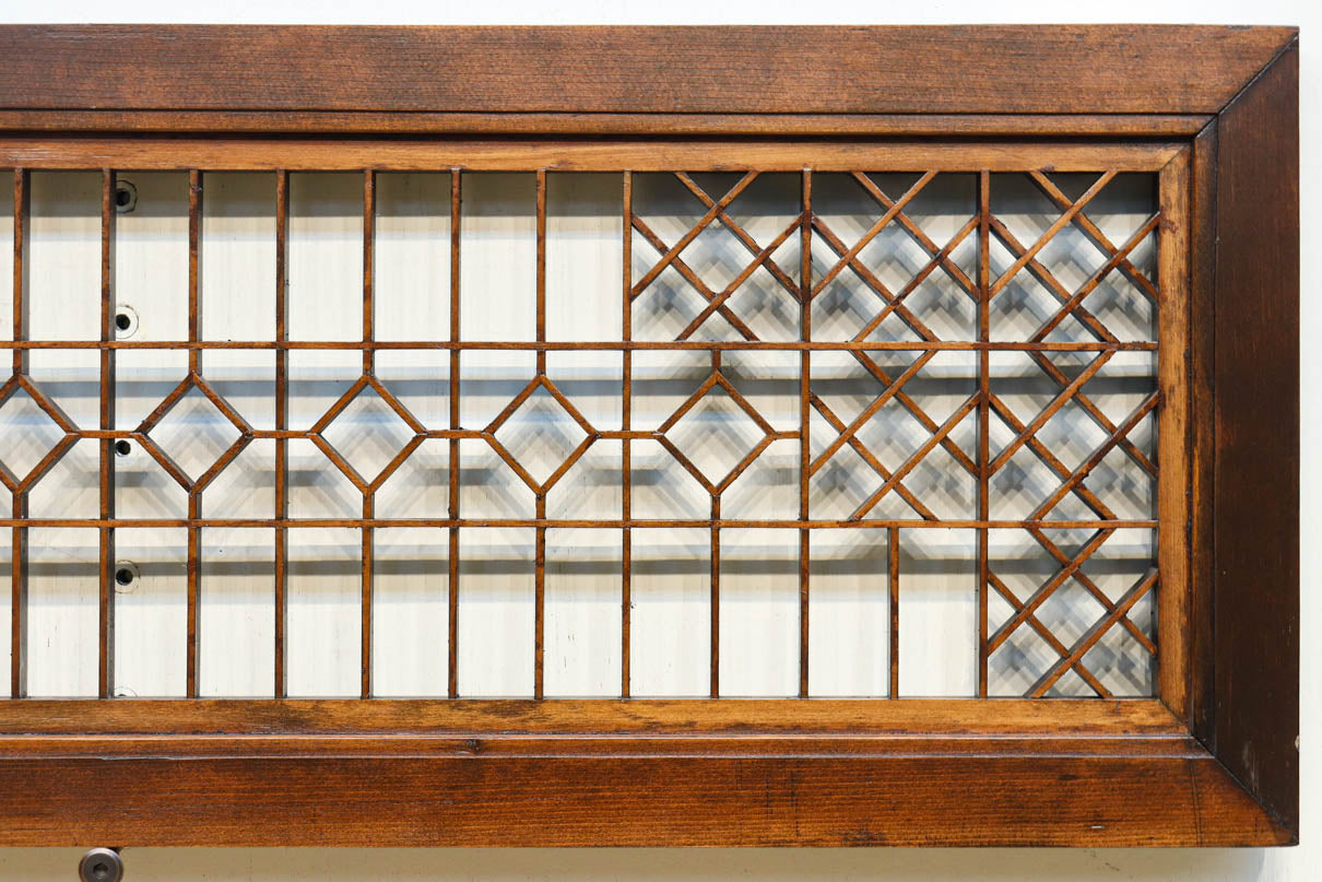 両端の組子細工と幾何学帯装飾で和モダンな面持ちの欄間　EZ2921　在庫1枚