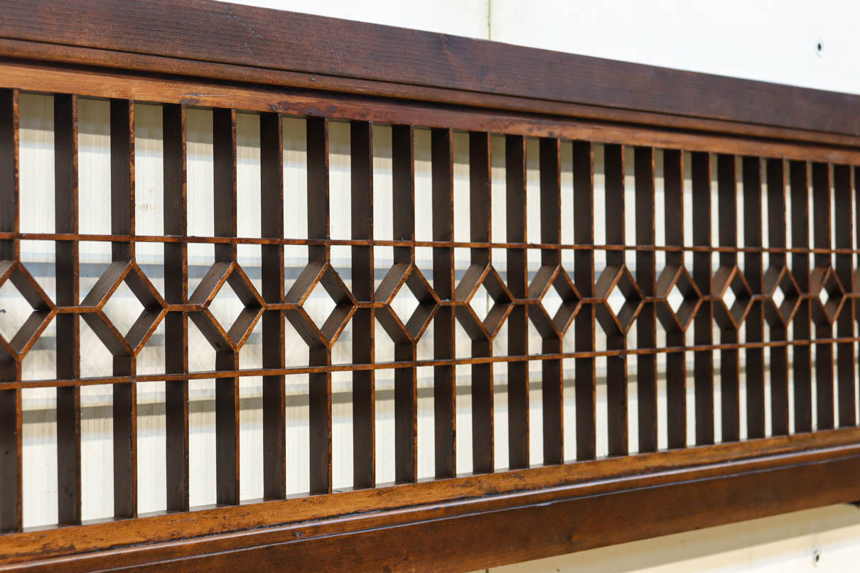 両端の組子細工と幾何学帯装飾で和モダンな面持ちの欄間　EZ2921　在庫1枚