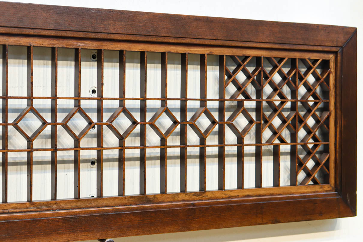 両端の組子細工と幾何学帯装飾で和モダンな面持ちの欄間　EZ2921　在庫1枚