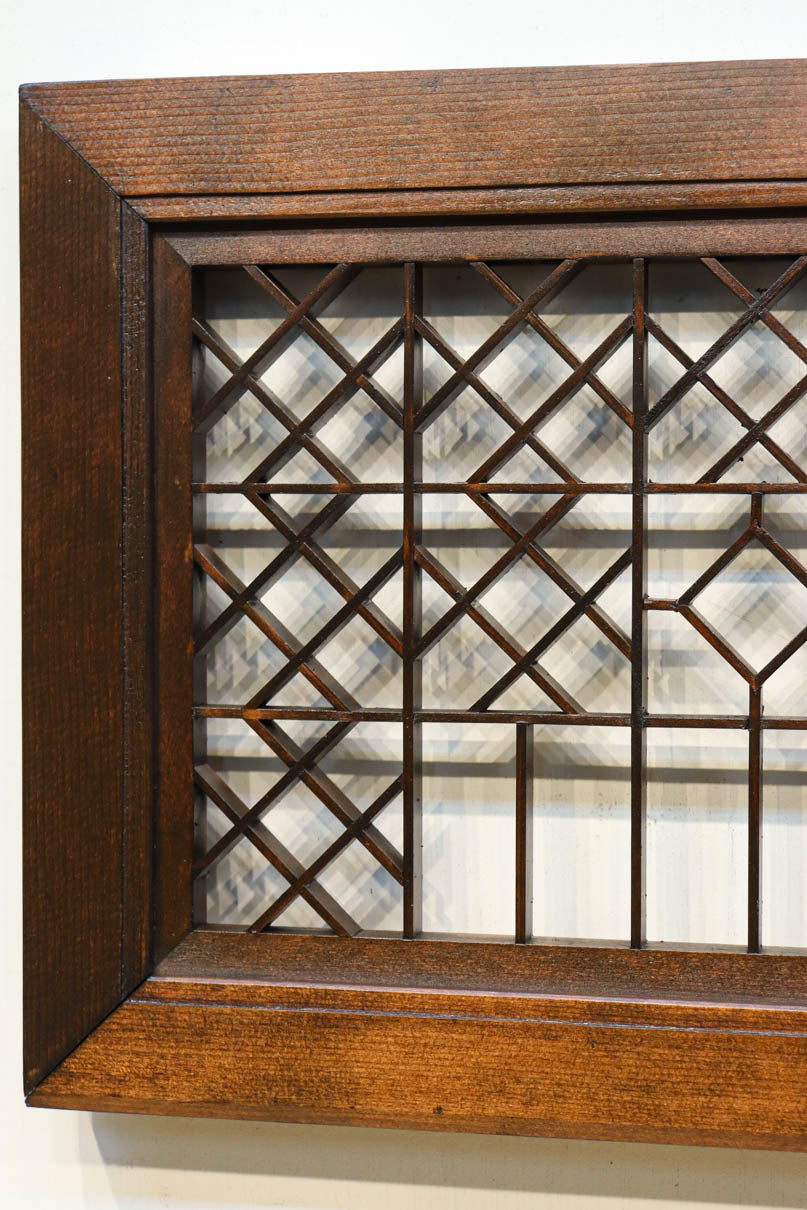 両端の組子細工と幾何学帯装飾で和モダンな面持ちの欄間　EZ2921　在庫1枚