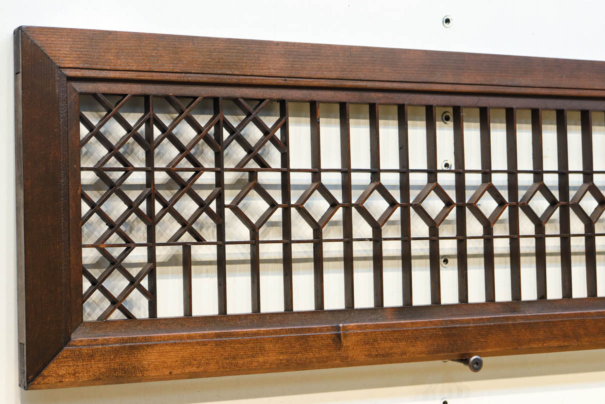 両端の組子細工と幾何学帯装飾で和モダンな面持ちの欄間　EZ2921　在庫1枚