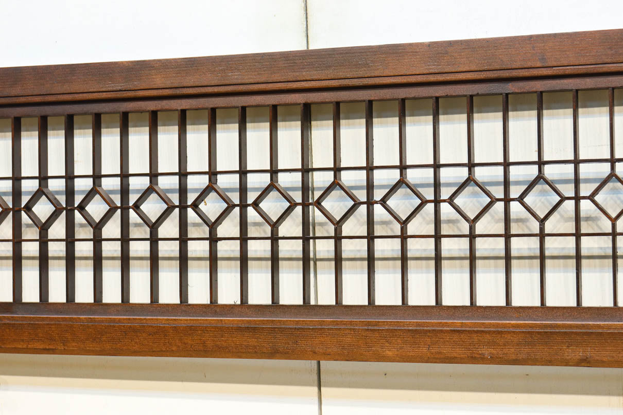 両端の組子細工と幾何学帯装飾で和モダンな面持ちの欄間　EZ2921　在庫1枚