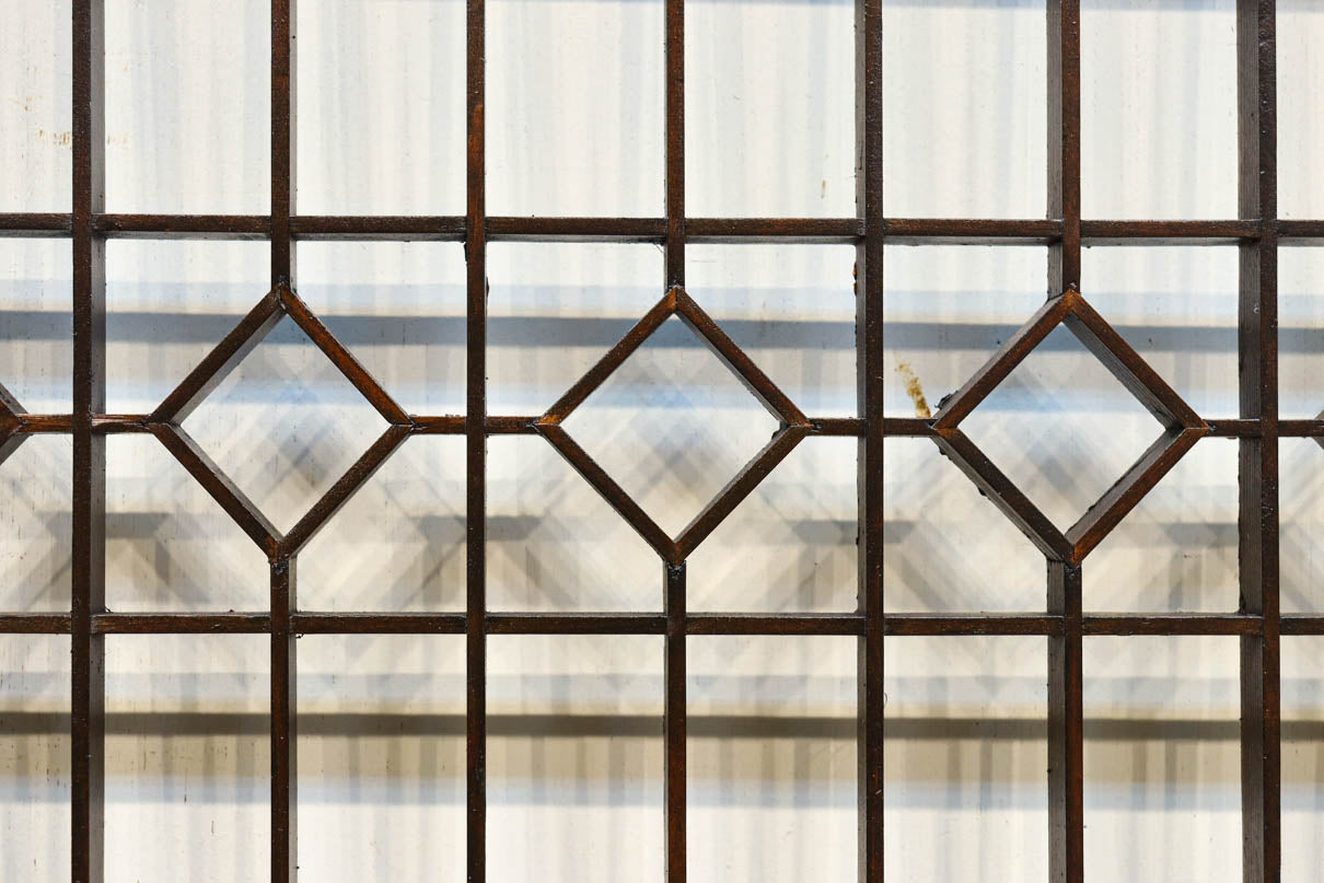 両端の組子細工と幾何学帯装飾で和モダンな面持ちの欄間　EZ2921　在庫1枚