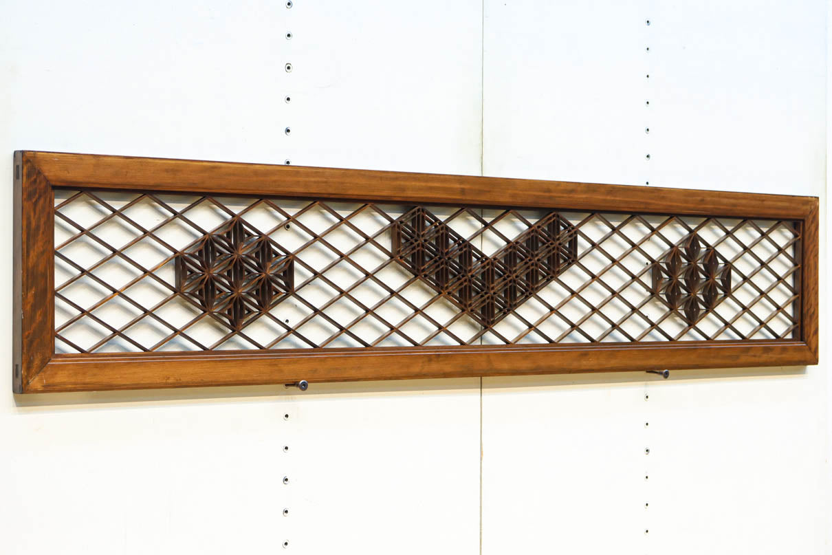 大きな幾何学装飾を備えて格調あるデザインの欄間　EZ2924　在庫1枚