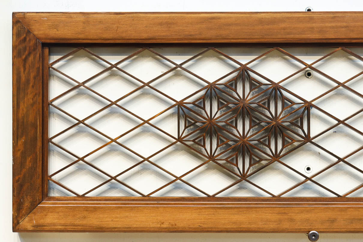 大きな幾何学装飾を備えて格調あるデザインの欄間　EZ2924　在庫1枚