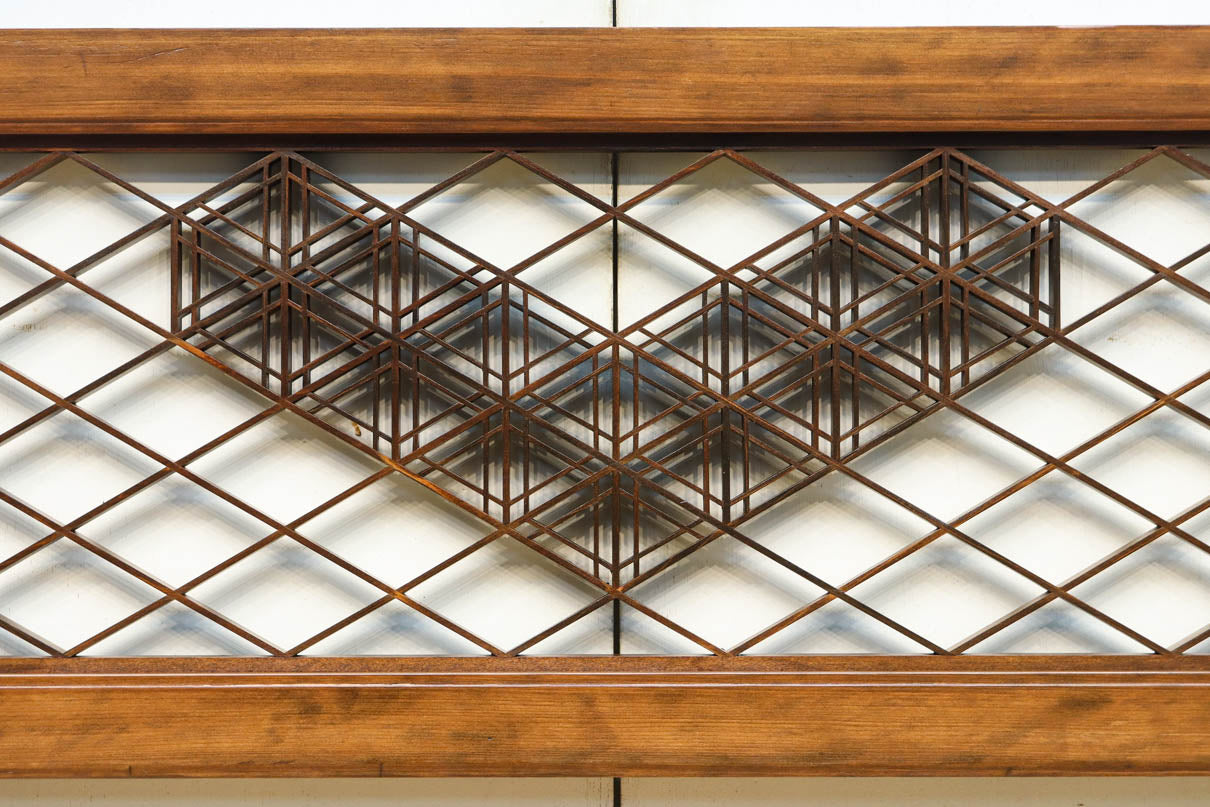 大きな幾何学装飾を備えて格調あるデザインの欄間　EZ2924　在庫1枚