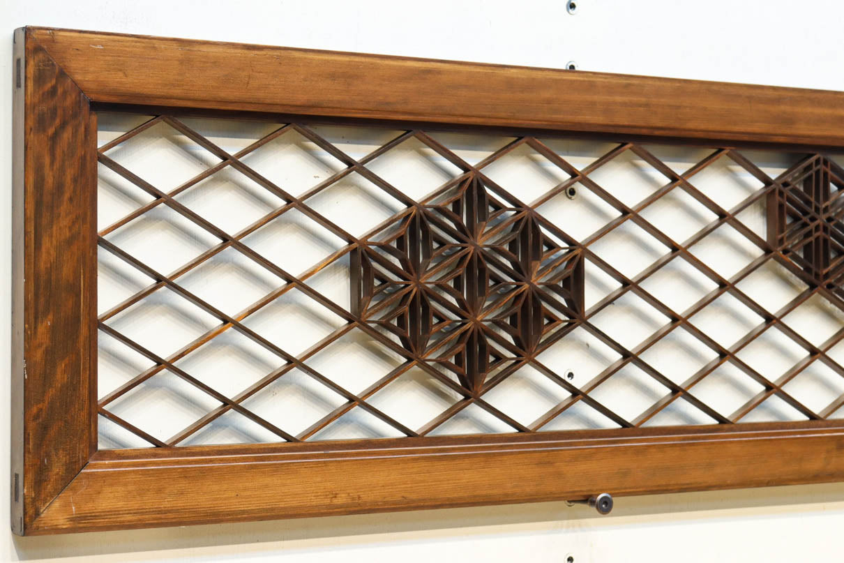 大きな幾何学装飾を備えて格調あるデザインの欄間　EZ2924　在庫1枚