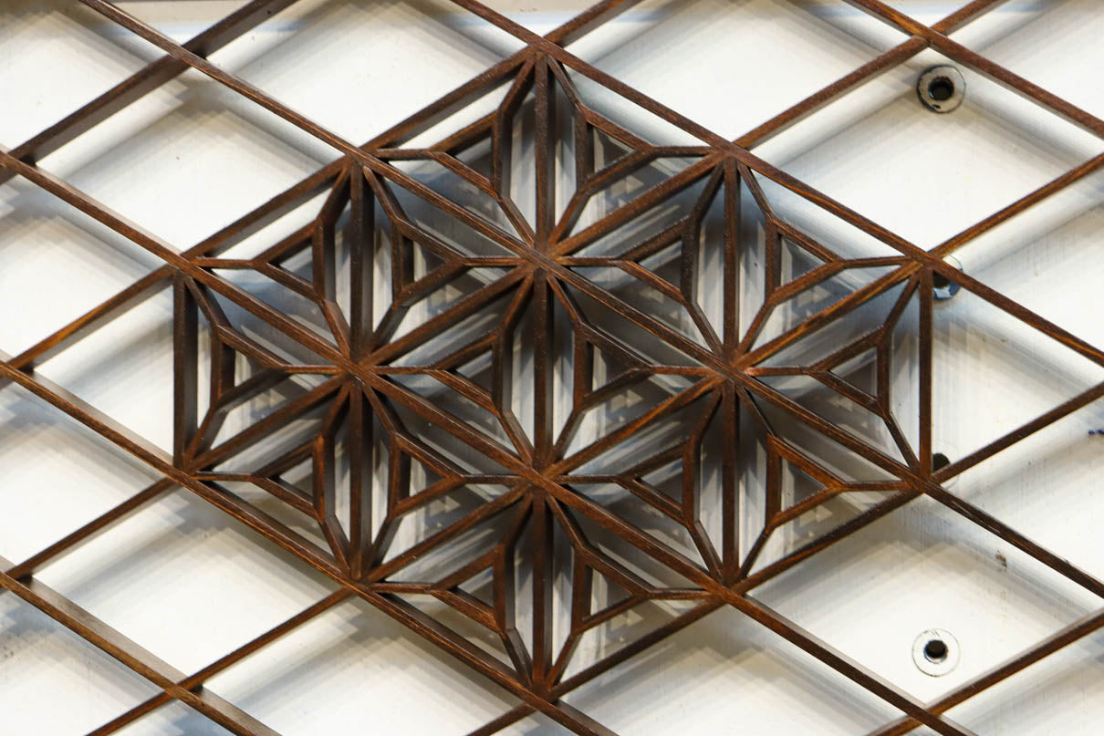 大きな幾何学装飾を備えて格調あるデザインの欄間　EZ2924　在庫1枚