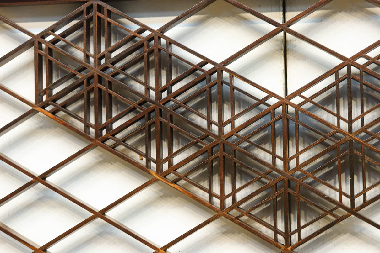 大きな幾何学装飾を備えて格調あるデザインの欄間　EZ2924　在庫1枚