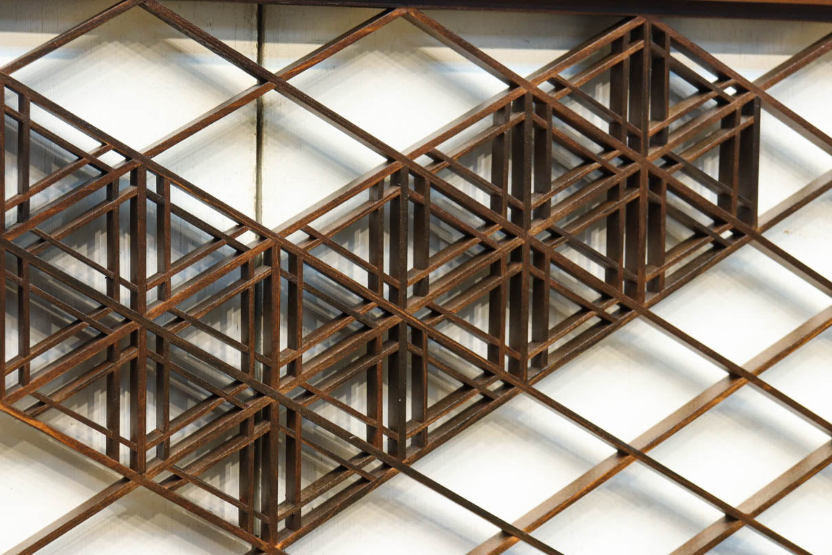 大きな幾何学装飾を備えて格調あるデザインの欄間　EZ2924　在庫1枚