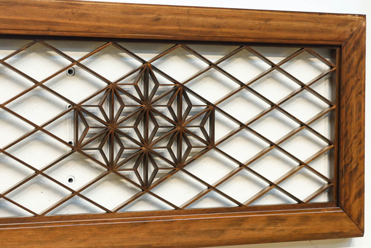 大きな幾何学装飾を備えて格調あるデザインの欄間　EZ2924　在庫1枚