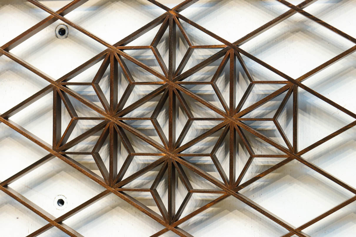 大きな幾何学装飾を備えて格調あるデザインの欄間　EZ2924　在庫1枚