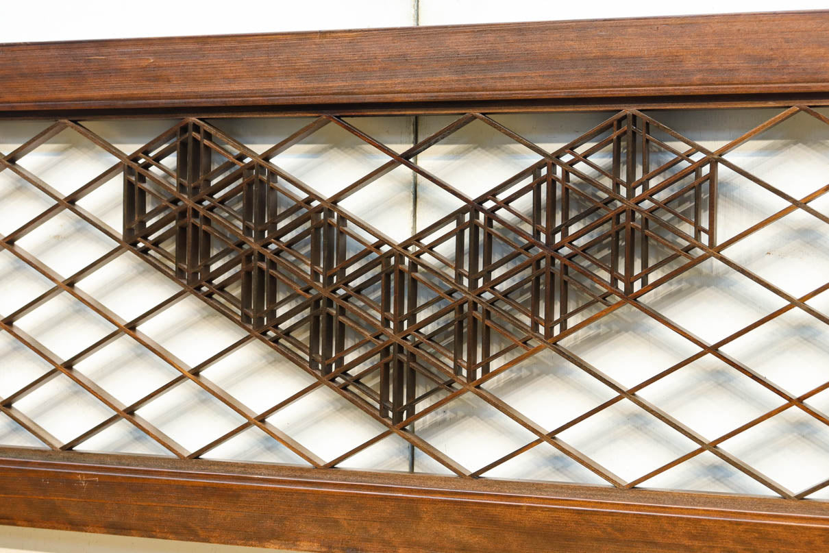 大きな幾何学装飾を備えて格調あるデザインの欄間　EZ2924　在庫1枚