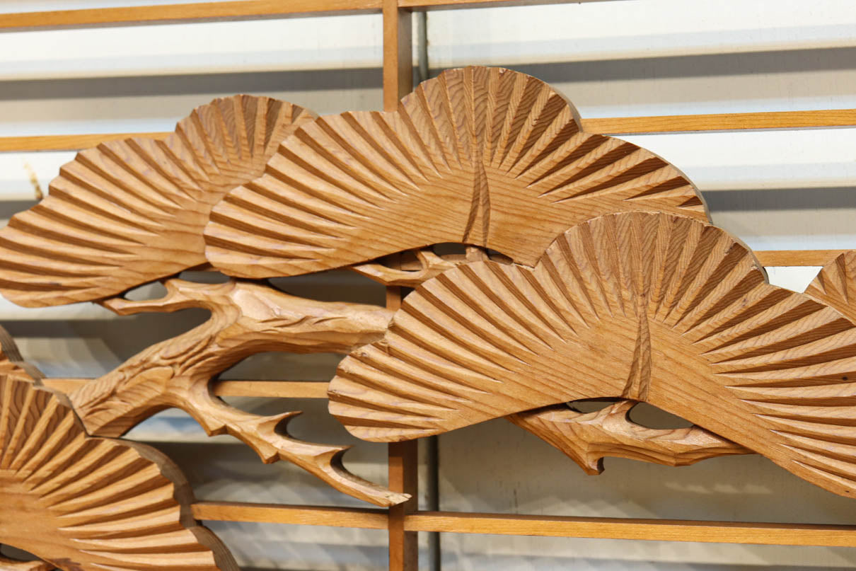 縁起の良い松の彫刻と格子を合わせた彫刻欄間　EZ2925　在庫1枚