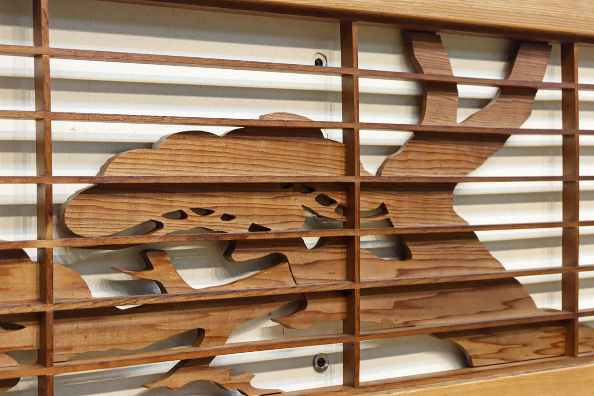 縁起の良い松の彫刻と格子を合わせた彫刻欄間　EZ2925　在庫1枚