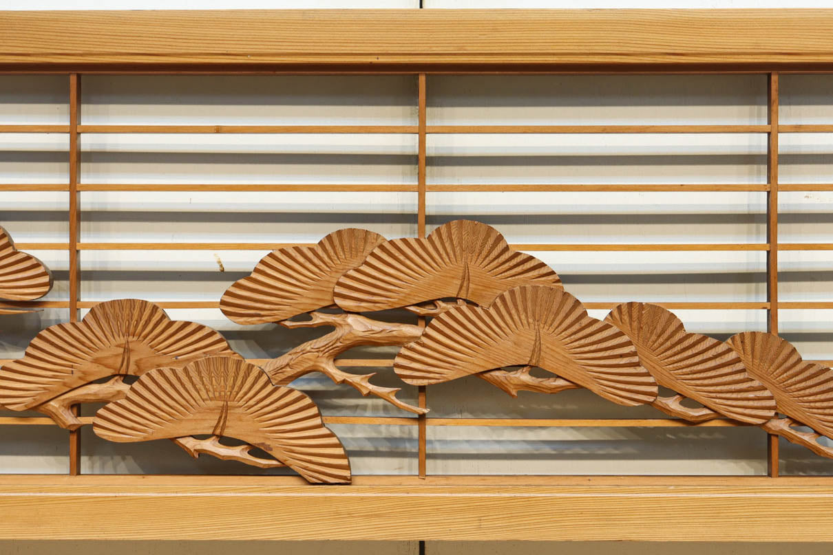 縁起の良い松の彫刻と格子を合わせた彫刻欄間　EZ2925　在庫1枚